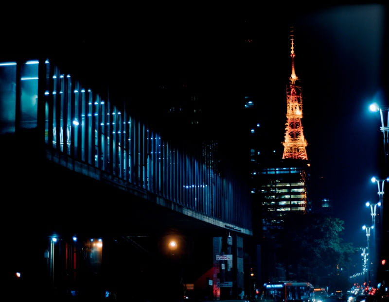 A NOITE ILUMINADA DA AVENIDA PAULISTA
