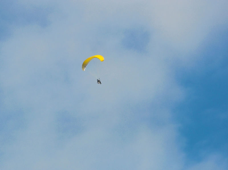 PARAQUEDISTA NAS NUVENS