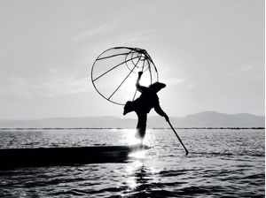 O BALÉ DO PESCADOR. INLE LAKE - MYANMAR, 2014.
