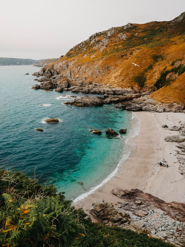 PRAIA DESERTA NO OUTONO