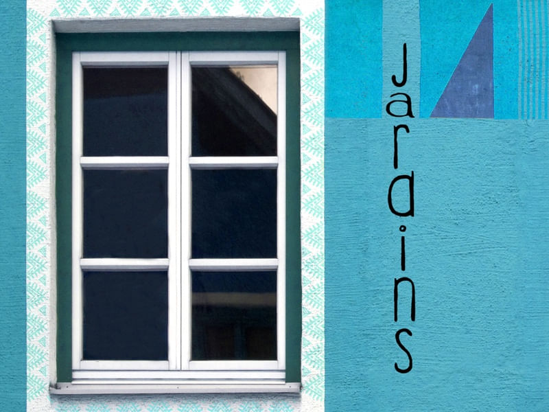 JANELA NOS JARDINS