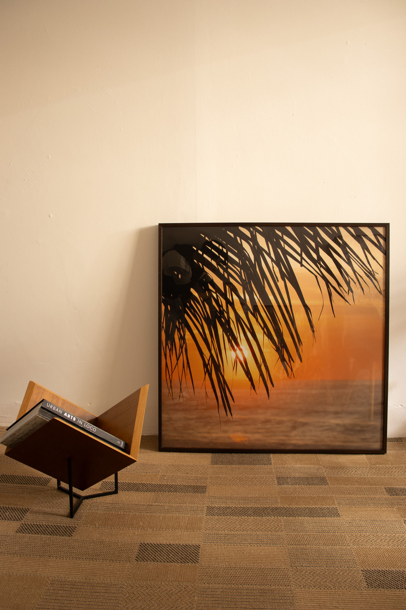 Quadro em papel fotográfico com vidro - NASCER DO SOL COQUEIRO PRAIA DO RECREIO 2 COR - 90x90 - Moldura Canaleta Alta Madeira Escura