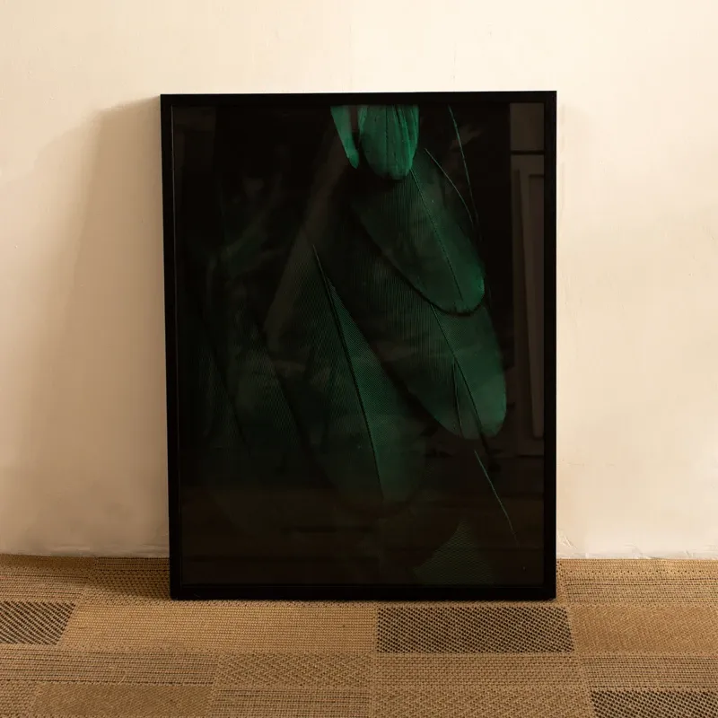Quadro em papel fotográfico com vidro - PENAS TEXTURA VERDE - 47,5x62,5 - Moldura Lisa Fina Preta