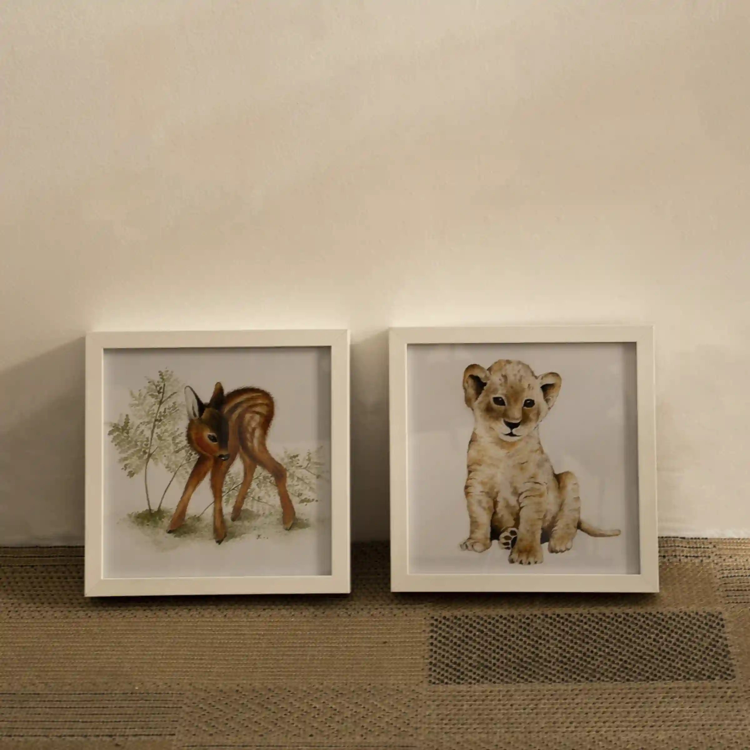 Quadros em papel fotográfico com vidro - BAMBI AQUARELA + FILHOTE DE LEÃO AQUARELA - 20x20 - Moldura Lisa Fina Branca