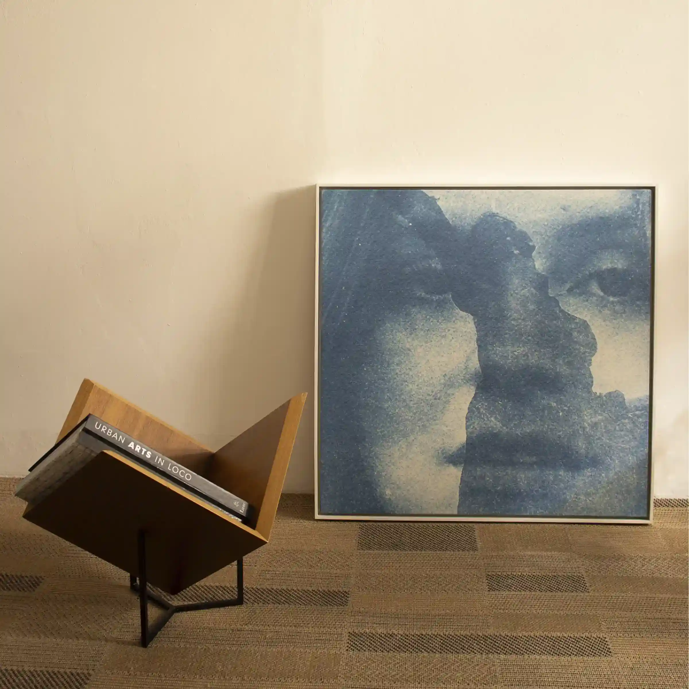 Quadro tela em canvas - MULHER INTROSPECTIVA JEANS - 67,5x67,5 - Moldura Canaleta Alta Branca