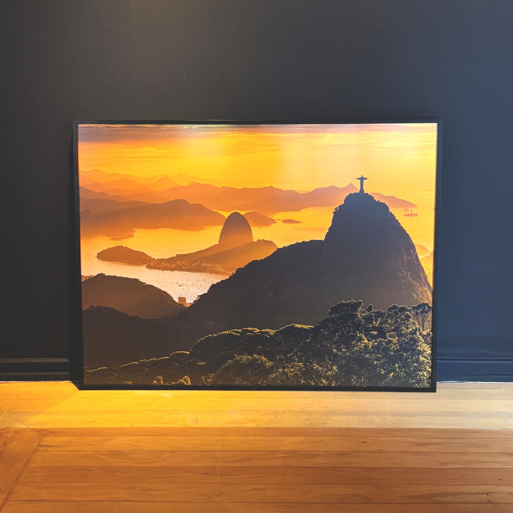 Quadro em papel fotográfico com vidro antirreflexo 120x90cm - PRIMEIROS RAIOS DOURADOS NO RIO - Moldura Lisa Fina Preta - OF