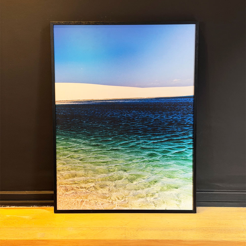 Quadro em papel fotográfico com vidro antirreflexo 67,5x90cm - CURVA NOS LENÇOIS MARANHENSES - Moldura Lisa Fina Preta - OF