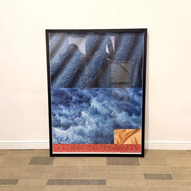 Quadro em papel fotográfico com vidro  67,5x90cm - Areia e Mar Azul - Moldura Lisa Fina Preta