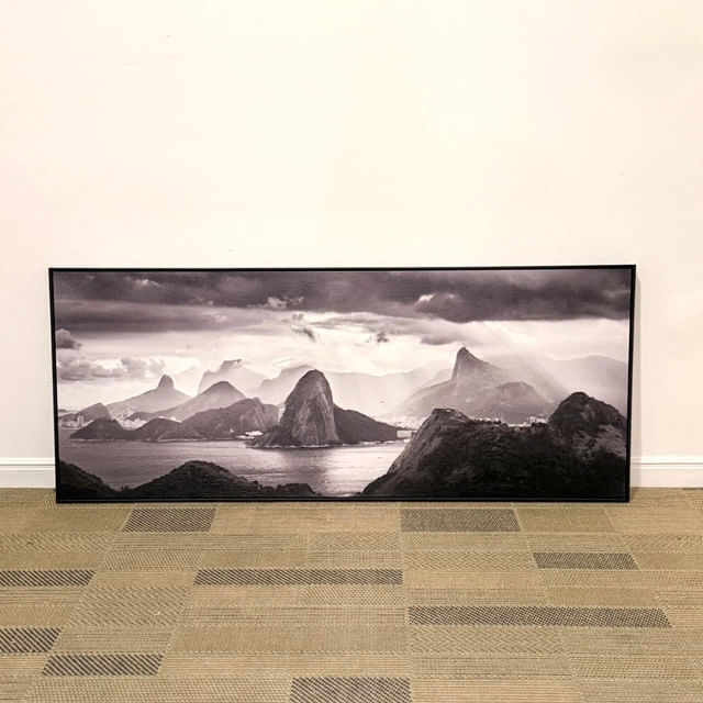 Quadro em acabamento textura semelhante ao couro 120x48cm - Morros do Rio P&B - Moldura Filete Preta