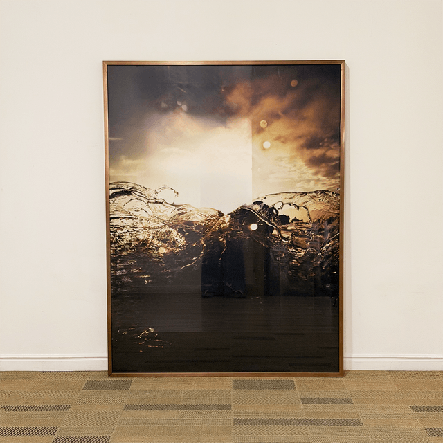 Quadro em papel fotográfico com vidro  90x120cm - Water of golds - Moldura Lisa Fina Aço Corten