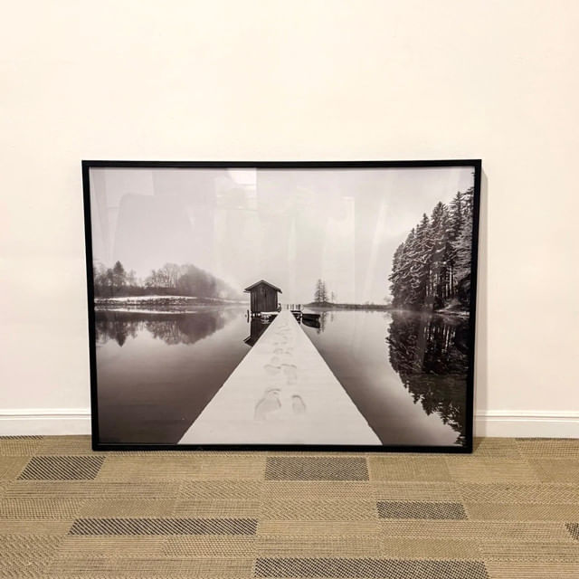 Quadro em papel fotográfico com vidro  67,5x90cm - Casa na montanha - Moldura Lisa Fina Preta