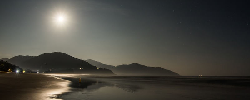 FULL MOON IN THE BEACH