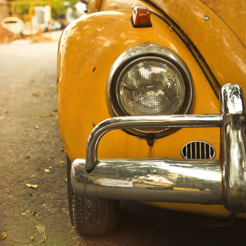 FAROL DE UM FUSCA AMARELO