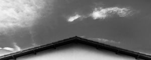NUVENS SOBRE O TELHADO