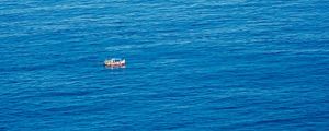 BARCO NA IMENSIDÃO AZUL