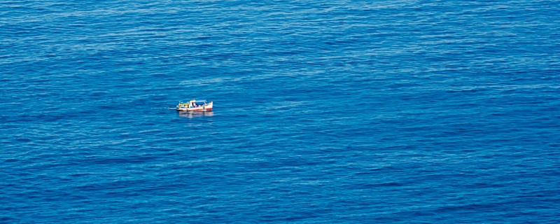BARCO NA IMENSIDÃO AZUL