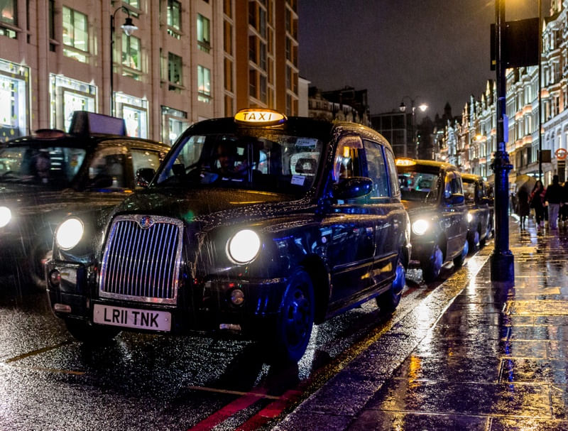 LONDON TAXI UNDER RAIN