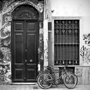 BICICLETA , PORTA E A JANELA