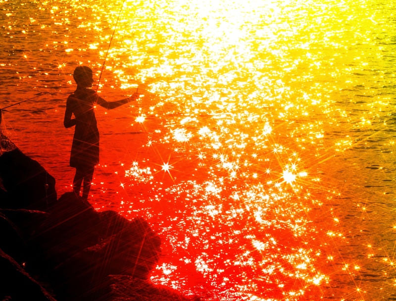MENINO PESCANDO SOL