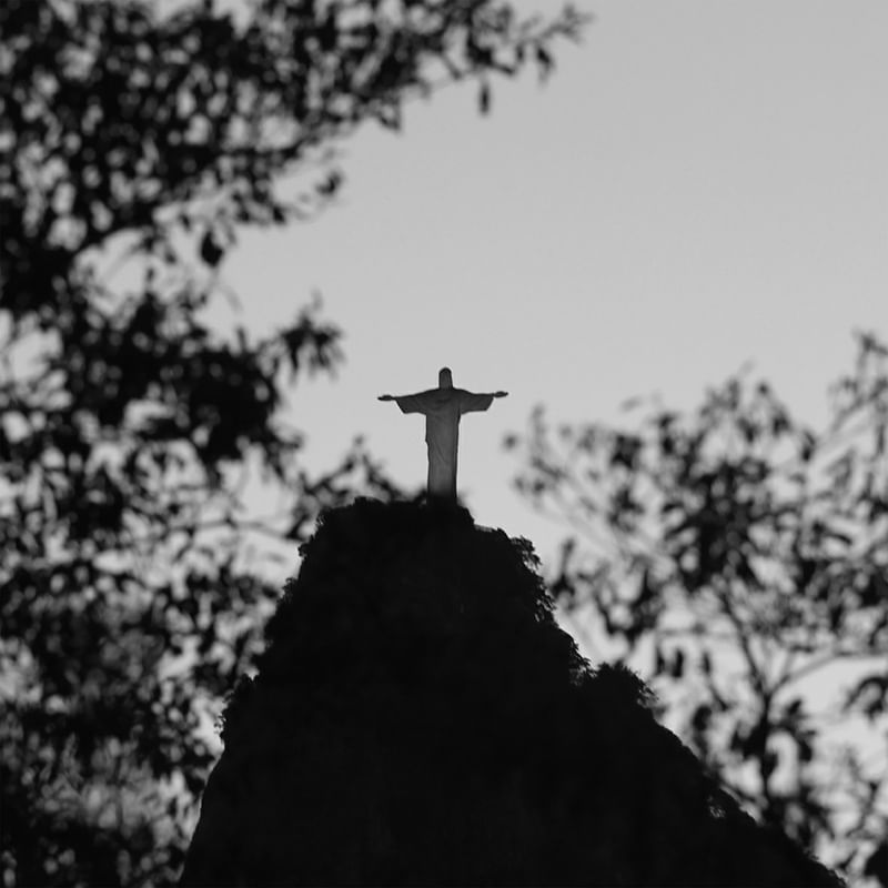 CRISTO POR TRAS DAS FOLHAS