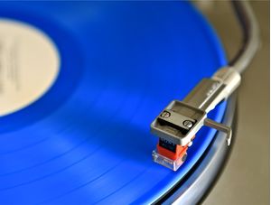 VINIL AZUL ROLANDO NA VITROLA