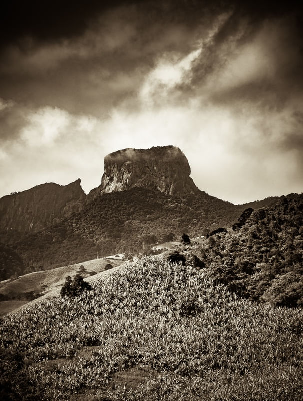 PEDRA DO BAÚ EM TONS DE SÉPIA