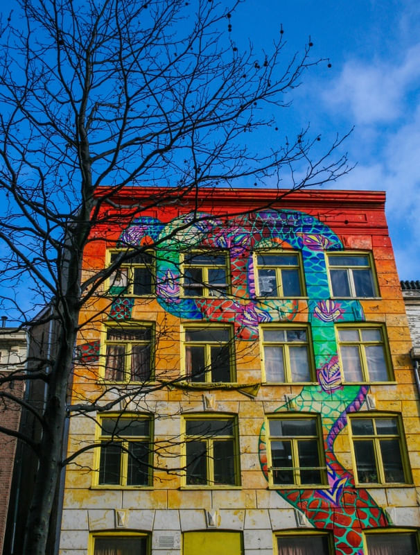 PRÉDIO GRAFITADO