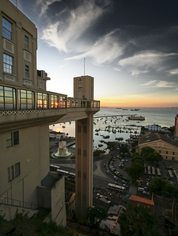 ATRAVÉS DA JANELA DO ELEVADOR