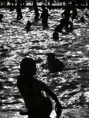 SILHUETA NA PISCINA