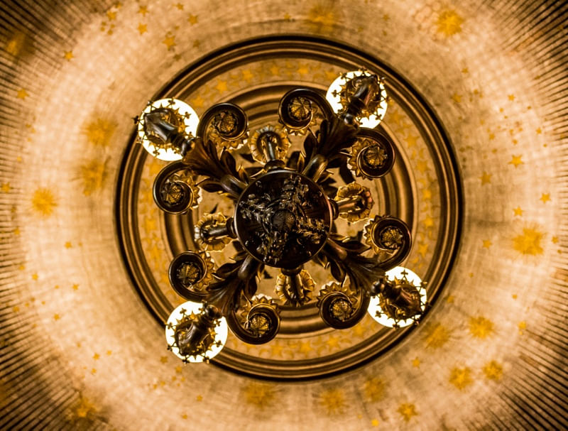 LUSTRE VISTO DE BAIXO