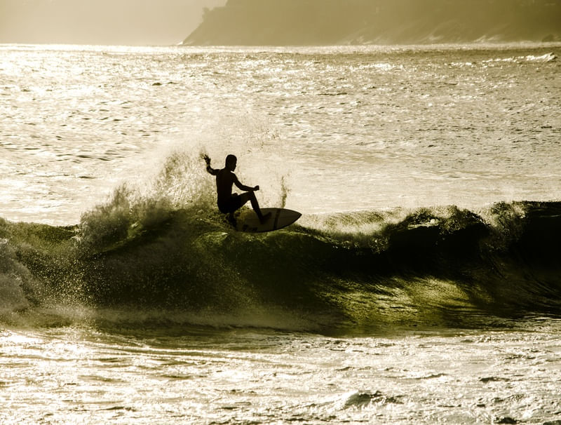 SURFING IN RIO