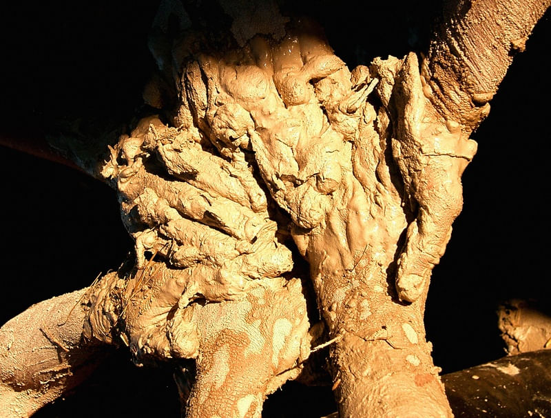 MÃOS DE BARRO