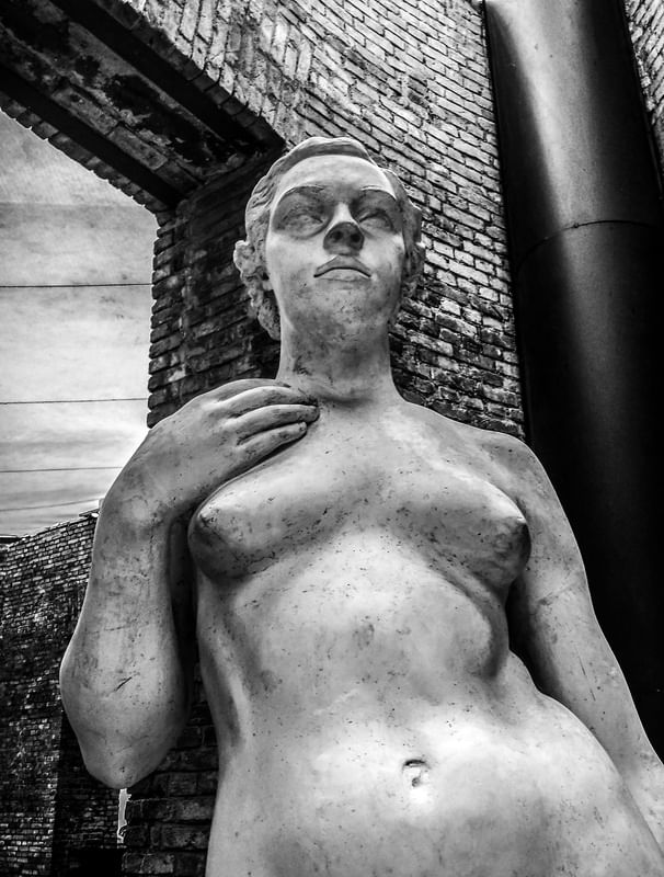 MULHER DE MÁRMORE