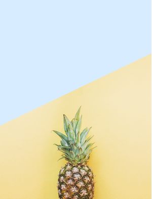 ABACAXI EM FUNDO AZUL E AMARELO