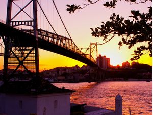 PONTE HERCÍLIO LUZ AO FIM DE TARDE