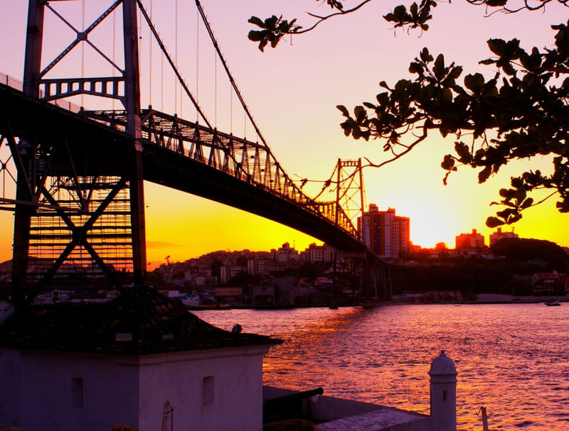 PONTE HERCÍLIO LUZ AO FIM DE TARDE