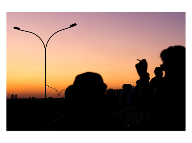 PÔR DO SOL NA PRAÇA.