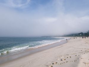PRAIA EM NEVOA