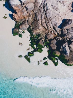 PEDRAS BEIJANDO O MAR AZUL