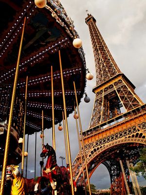 LA TOUR ET LE CARROUSEL II