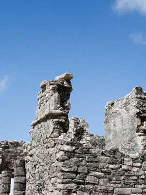 RUINAS MAIAS NO CÉU AZUL