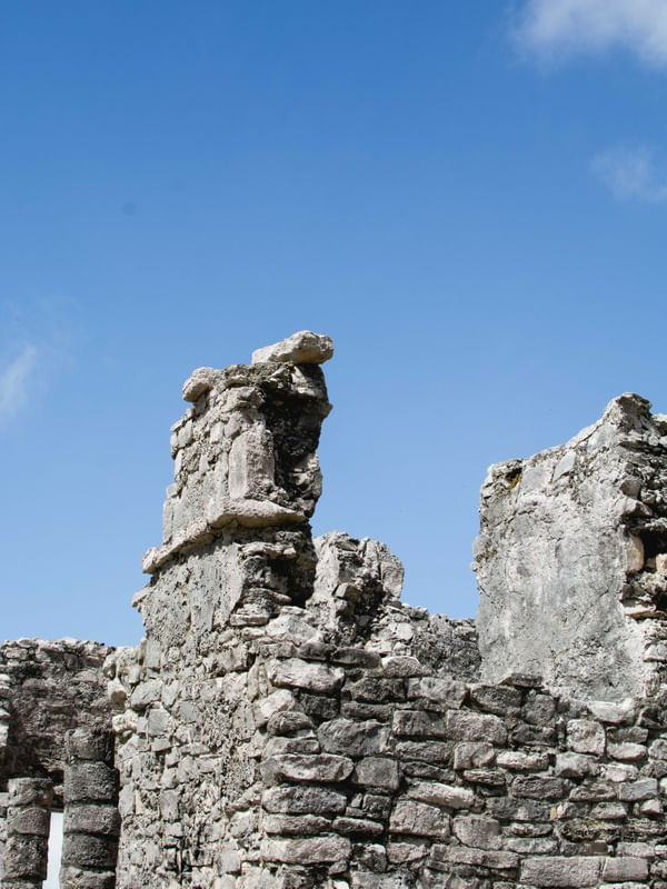 RUINAS MAIAS NO CÉU AZUL