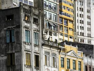 PRÉDIOS E JANELAS