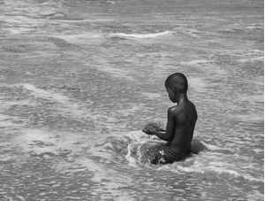 BRINCANDO SOZINHO NA AREIA
