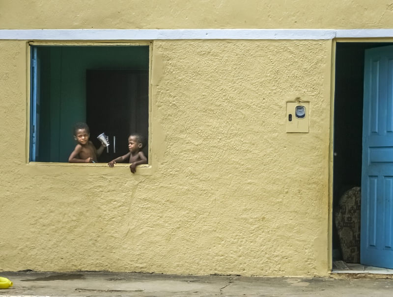 CRIANÇAS NA JANELA