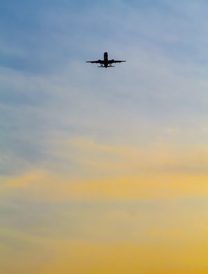 AVIÃO AO PÔR DO SOL