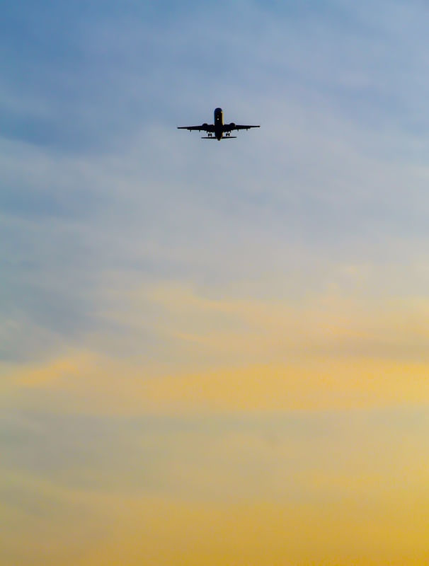 AVIÃO AO PÔR DO SOL