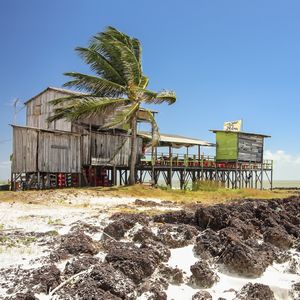 BAR, PEDRA E PRAIA - FOTOGRAFIA 01 DE 02