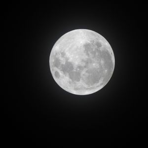 LUA BRANCA E CHEIA