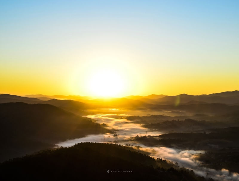 BRILHO DO SOL ENTRE AS MONTANHAS